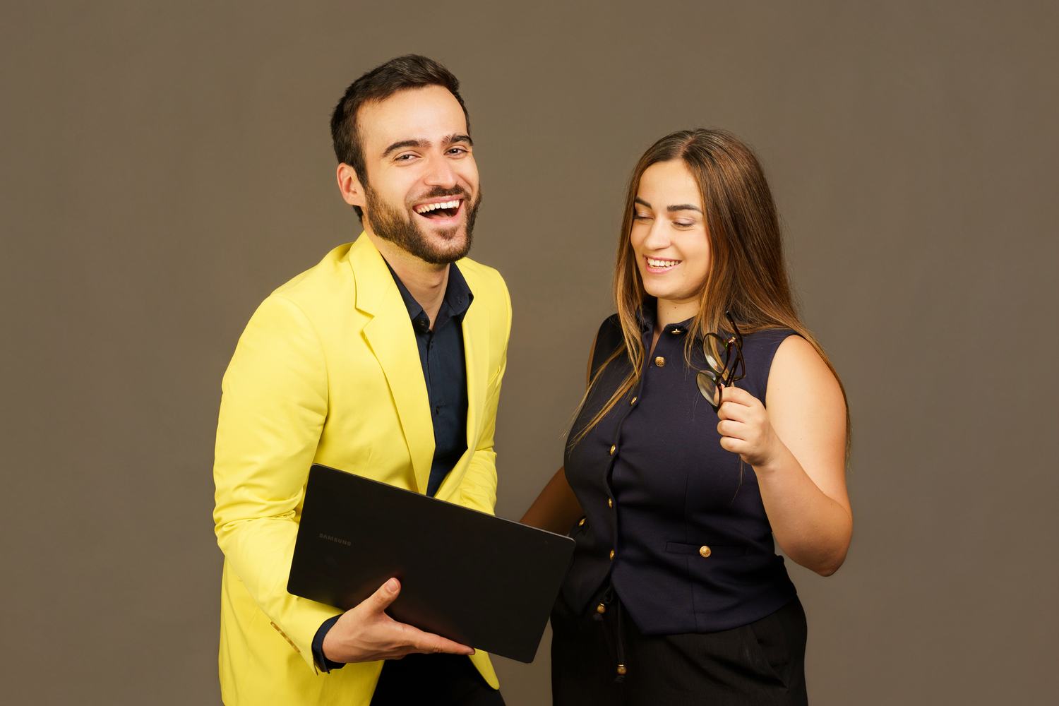 Abraham y Raquel Vicente-Ruiz, profesores de Accionarte Academy, sonriendo con un portátil
