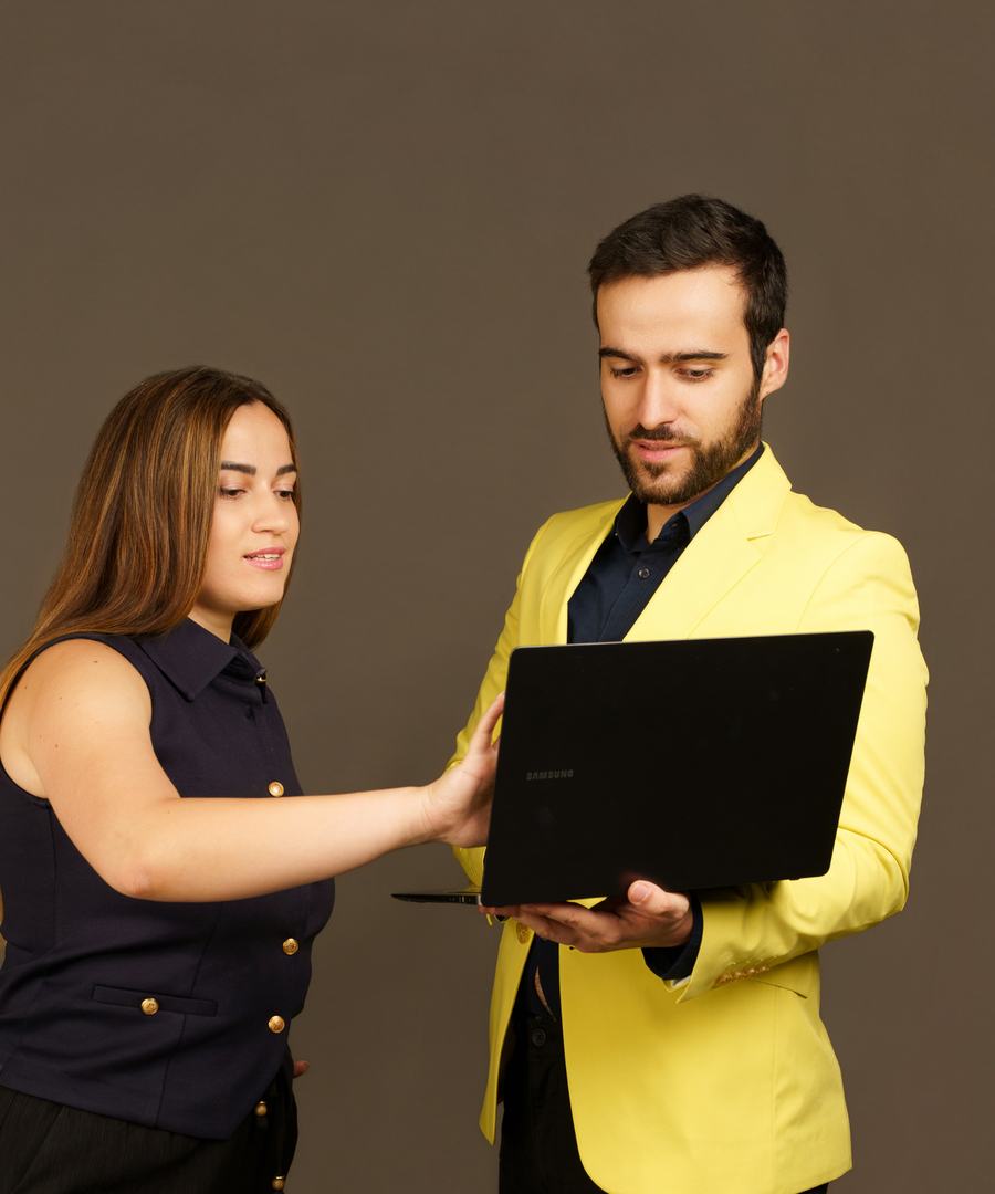 Raquel y Abraham revisando un trabajo en el portátil